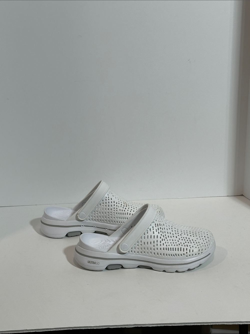 Skechers Cali Gear UltraGo White Perforated Slip-On Clogs with Heel Strap - Picture 6 of 8